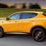 El mercado está saturado de crossovers. El Hornet aterrizó en un segmento desbordado de opciones. Los usuarios señalaban que el comprador tiene alternativas de casi todas las marcas, desde Mazda CX-50 hasta Honda CR-V, pasando incluso por el propio Dodge Durango. En ese contexto, el Hornet no ofrecía una respuesta clara a la pregunta esencial: “¿Por qué elegir este?”. En un océano de modelos competentes, ser “uno más” no alcanza.