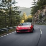 El Miata es ligero y ágil, ideal para quienes disfrutan de caminos sinuosos. Su fiabilidad es legendaria y, aunque ha sido un favorito durante años, sigue siendo una opción sólida para los entusiastas de la conducción.