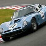 Giotto Bizzarrini fue uno de los grandes ingenieros olvidados de Italia. Participó en la creación de iconos como el Ferrari 250 GTO y diseñó el V12 de Lamborghini. En los años 60 decidió fundar su propia marca y su primer coche fue el 5300 GT, una evolución extrema del Iso Grifo. Solo se vendieron 133 unidades antes de que la empresa quebrara en 1969. Hoy, las reediciones oficiales alcanzan cifras cercanas a los dos millones de dólares, confirmando su estatus como obra maestra perdida.