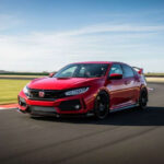 El Civic Type R Concept firmado por HRC es la prueba de que la tracción delantera puede seguir siendo pura adrenalina. Agresivo, alado y con una estética casi de coche de carreras, parece listo para entrar en pista sin pedir permiso. Aunque su homologación para calle sea una incógnita, transmite una idea muy clara: el espíritu Type R sigue vivo, girando alto y recordando por qué Honda domina este segmento.