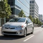 El Prius sigue siendo el emblema de esta estrategia. Desliza por autopistas con una eficiencia que los propietarios celebran en cada repostaje evitado. En ciudad se siente suave, silencioso y lógico. Su diseño continúa dividiendo opiniones, pero eso ya forma parte de su identidad. No intenta ser llamativo frente a rivales más agresivos; simplemente cumple. Y en un mundo saturado de promesas, esa fiabilidad se ha convertido en su mayor virtud.