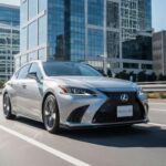 El ES 350 se desliza por la ciudad con la serenidad habitual de Lexus: refinado, silencioso y cómodo. Sin el paquete Modellista es casi invisible entre berlinas ejecutivas. Con él, aparece una agresividad inesperada en el frontal y los laterales, una tensión visual que contradice su personalidad tranquila. Muchos propietarios lo miran aparcado y sienten que ahora “dice algo”. Otros dudan si esa actitud encaja con su naturaleza. Esa ambigüedad es parte de su encanto.