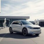 El Ioniq 5 sigue destacando por su diseño futurista y su facilidad para moverse en ciudad. Con leases que rondan los 239 dólares, la barrera de entrada se vuelve mucho más accesible. En climas fríos, la autonomía real todavía genera dudas, pero su propuesta sigue siendo fuerte. Es moderno, diferente, y llega en un momento oportuno. La sensación es que ahora, por fin, tiene el precio que siempre mereció.