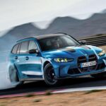Por desgracia, el BMW M3 Touring no está disponible en Estados Unidos, y no existen planes oficiales para llevarlo allí. Los entusiastas americanos deben conformarse con vídeos de europeos disfrutando de un familiar capaz de desafiar a superdeportivos. BMW declara que el M3 CS Touring utiliza un seis cilindros en línea biturbo de 3.0 litros con 550 CV y 650 Nm, capaz de acelerar de 0 a 100 km/h en 3,5 segundos y alcanzar 300 km/h. Todo ello en una carrocería práctica y aparentemente inocente.