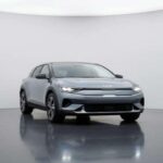 El EV3 existe como un Telluride en miniatura, eléctrico y sin el gran coste. En el uso diario se siente suave, urbano, fácil de vivir. Tiene detalles premium, buena presentación interior y una conducción relajada. La duda aparece en los viajes largos, donde su planteamiento compacto muestra límites. Aun así, se percibe útil, equilibrado y honesto. No abruma: acompaña.