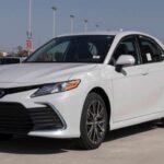 El Toyota Camry ha sido el sedán más vendido de América durante décadas, y no es casualidad. Su mantenimiento es económico, con piezas asequibles y sin fallos comunes importantes, lo que lo convierte en una opción muy práctica. Además, su eficiencia de combustible es sobresaliente, con los modelos de cuatro cilindros logrando entre 22-25 mpg en ciudad y 31-35 mpg en carretera. Con el mantenimiento adecuado, muchos modelos de 2007-2017 superan fácilmente las 200,000 millas.