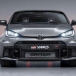 El Toyota GR Yaris es una versión muy modificada del Yaris estándar, creada para competir en el Campeonato Mundial de Rally (WRC). Este pequeño cohete de tres puertas tiene un aspecto musculoso gracias a sus arcos de rueda agrandados, sus luces de bordes afilados y su parrilla de ancho completo, que le otorgan una apariencia mucho más feroz que la del modelo de cinco puertas. Su motor fue diseñado por el equipo de Toyota Gazoo Racing, y su manejo fue perfeccionado con la ayuda del campeón de WRC, Tommi Mäkinen. La GR Yaris es más baja y ancha, lo que le da una postura agresiva y una presencia imponente.