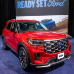 El Ford Explorer Active 2026 reduce su precio en unos $1,720 respecto al modelo 2025, comenzando en $38,330 antes de destino. Equipado con un motor EcoBoost de 2.3 litros, el Explorer ofrece características como Ford Co-Pilot360 Assist-Plus, control de crucero adaptativo, modos de conducción seleccionables y un paquete de remolque de clase tres. Su interior de tres filas es ideal para familias, y los asientos traseros se pliegan para ofrecer más espacio de carga. Aunque rivales como el Mazda CX-90 y el Kia Telluride ofrecen interiores más lujosos a precios similares o más bajos, el Explorer sigue siendo una opción atractiva para quienes buscan un SUV familiar de gran capacidad.