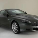 El DB9 heredó la esencia del DB7 y la elevó con un V12 impresionante y un chasis completamente nuevo. Aunque compartía algunos botones con los Volvo de la época, su experiencia de conducción era pura Aston Martin. Los manuales son extremadamente codiciados en el mercado de segunda mano, pero incluso los automáticos se pueden encontrar por alrededor de 42.000 dólares, ofreciendo lujo y rendimiento por menos de lo que cuesta un SUV familiar bien equipado.