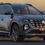 El Hyundai Tucson 2025 comienza en el rango de los $28,705, ofreciendo un SUV compacto espacioso a buen precio. Destaca por su seguridad estándar, que incluye monitoreo de punto ciego y asistencia de mantenimiento de carril, así como un sistema de infoentretenimiento intuitivo con Apple CarPlay y Android Auto. También hay versión híbrida para quienes buscan eficiencia sin sacrificar comodidad o estilo.