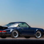 El “widowmaker” original era temido por su combinación de motor trasero y turbo que provocaba sobreviraje al levantar el pie en curvas. Muchos pilotos inexpertos perdieron el control ante el repentino giro de la parte trasera, convirtiendo su manejo en un desafío extremo.