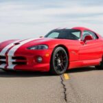 El V10 del Viper ruge con un torque amplio que se siente en las rectas. Su peso afecta un poco la adherencia en pista, pero sigue siendo brutal incluso para la conducción diaria. Un verdadero icono de fuerza pura.