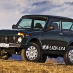 El Lada Niva es el todoterreno ruso por excelencia: sencillo, resistente y capaz de sobrevivir los terrenos más extremos. Producido desde 1977, su diseño apenas ha cambiado, lo que hace que los modelos actuales parezcan antiguos pero fiables. Basado en el Fiat 127, es fácil y barato de reparar, y aunque no es rápido ni lujoso, llama la atención tanto en ruta como en asfalto, y se pueden encontrar unidades importables legalmente a América.