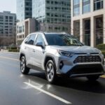 El RAV4 Hybrid combina eficiencia diaria con espacio práctico para carga y pasajeros. Su comportamiento suave en ciudad y carretera lo convierte en una opción cómoda y fiable, ideal para quienes buscan un SUV híbrido equilibrado sin renunciar a practicidad.