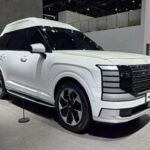 El prototipo del Palisade High Roof, avistado recientemente en carreteras coreanas, demuestra que los SUVs grandes pueden acercarse al lujo sin convertirse en furgonetas tradicionales. Con un techo notablemente elevado y proporciones casi idénticas al concept revelado en el Seoul Mobility Show, el vehículo está cerca de producción, posicionando a Hyundai para difuminar la línea entre SUVs de gran tamaño y transporte de lujo orientado a pasajeros traseros.