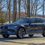 El Volvo V60 Cross Country 2025 es un ejemplo de cómo un coche familiar puede ser tan versátil como un SUV sin perder la maniobrabilidad de un automóvil convencional. Con un motor turbo híbrido suave de 247 caballos de fuerza, ofrece un rendimiento eficiente y cómodo para los viajes largos o las aventuras familiares. Su consumo de 26 mpg lo convierte en una opción económica, ideal para quienes buscan el rendimiento de un crossover sin los inconvenientes de los vehículos más grandes. Comparado con el Volvo XC60 2026, el V60 Cross Country se presenta como una opción más ágil y accesible, sin sacrificar la calidad de los acabados y la seguridad que caracteriza a la marca sueca.