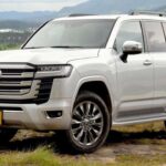 El Toyota Land Cruiser es un vehículo legendario conocido por su durabilidad y fiabilidad en algunos de los entornos más difíciles del planeta. Desde desiertos abrasadores hasta montañas escarpadas, el Land Cruiser ha probado ser un compañero confiable para aventureros y entusiastas del off-road. Equipado con un potente motor y un sistema avanzado de tracción en las cuatro ruedas, es la elección ideal para aquellos que buscan un vehículo capaz de superar cualquier obstáculo. Aunque es robusto y resistente, no sacrifica el confort; su interior lujoso y la tecnología de vanguardia garantizan viajes largos placenteros. Con el Land Cruiser, no hay terreno que no puedas conquistar.