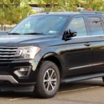 La Ford Expedition destaca por su capacidad de remolque impresionante, pudiendo arrastrar hasta 9,600 libras (aproximadamente 4,354 kg) cuando está correctamente equipada. Equipado con un motor V6 EcoBoost de 3.5L biturbo, la Expedition es un SUV que no solo se siente ágil en carretera, sino que también está preparado para tareas de remolque pesadas. Además, cuenta con características como el Pro Trailer Backup Assist, que facilita la maniobrabilidad de grandes remolques, convirtiéndola en una de las opciones más confiables para quienes necesitan capacidad de remolque sin sacrificios.