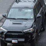 El Toyota 4Runner TRD Pro es sinónimo de fiabilidad en los terrenos más difíciles. Este modelo, conocido por su resistencia y versatilidad, cuenta con un motor V6 que ofrece la potencia necesaria para enfrentarse a cualquier obstáculo, ya sea un sendero rocoso o un camino embarrado. Su sistema de suspensión es robusto y, aunque es un todoterreno imponente, no pierde el confort de conducción para el día a día. Si buscas un vehículo probado y confiable para cualquier aventura, el 4Runner TRD Pro es una elección acertada.