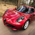 El Alfa Romeo 4C es el ejemplo perfecto de cómo una cámara puede traicionar a un coche. En persona, su silueta es radical: bajísimo, compacto y con unas aletas traseras que parecen tensarse como un músculo antes de salir disparado. Su monocasco de fibra de carbono no es solo ingeniería pura, es parte de su estética. Rodearlo es como contemplar un superdeportivo italiano destilado a su esencia, con un dramatismo visual que recuerda a Maranello más que a un Alfa convencional.