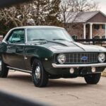 El Camaro ZL1 de 1969 es uno de los casos más extremos y documentados. Oficialmente declaraba 430 CV, pero su V8 427 de aluminio entregaba en realidad cerca de 500 CV. La diferencia de unos 70 caballos lo situaba en territorio casi de competición. Aunque Chevrolet nunca publicó cifras oficiales posteriores, las pruebas de época y los testimonios coinciden: era mucho más rápido de lo que prometía.