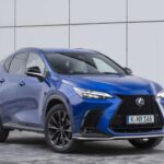 Lexus lidera el ranking de forma consistente. Como marca premium de Toyota, combina lujo con una obsesión casi obsesiva por la calidad. Desde su fundación en 1989, ha construido una reputación basada en coches que rara vez fallan. Consumer Reports le otorga una puntuación de 79/100, superando incluso a Toyota. Modelos como el NX o el RX destacan por su durabilidad, mientras que estudios como el J.D. Power Vehicle Dependability Study la sitúan año tras año como la marca más fiable del mercado.