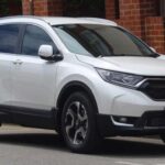 El Honda CR-V es uno de los SUV familiares más fiables del mercado. Incorpora de serie el sistema Honda Sensing, con frenado automático y asistencia de carril. Además, ofrece un interior amplio y cómodo para el uso diario.