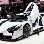 Fundada en 2004 en Estados Unidos, SCG combina competición y carretera como pocas marcas. Su enfoque está claramente inspirado en las carreras, con modelos como el SCG003, un auténtico coche de pista matriculable, y el SCG007, que incluso compitió en Le Mans. Producción muy limitada y una filosofía purista definen a la marca.