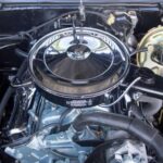 Las tres primeras generaciones del Grand Prix, entre 1962 y 1978, incorporan motores V8 Pontiac bajo el capó. Desde el 389-CI Trophy V8 de 303 CV hasta el potente 455-CI de 370 CV del Grand Prix SJ, estos motores ofrecen un rendimiento sólido y una experiencia clásica que ningún entusiasta debería perderse.