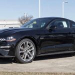 El Mustang sigue siendo un referente en coches deportivos accesibles. Con motores desde el EcoBoost de cuatro cilindros hasta el V8 de 470 CV del Mach I, ofrece tracción trasera, suspensión independiente y un interior moderno con pantalla táctil y cuadros digitales. Una opción versátil para quienes buscan potencia y comodidad.