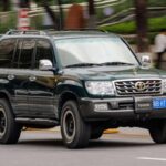Reconocido por su durabilidad legendaria, muchos Land Cruiser superan los cientos de miles de kilómetros sin problemas graves. Su construcción robusta, motores fiables y capacidades off-road lo convierten en una inversión segura para quienes buscan un SUV para toda la vida.