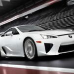Lexus, conocida por lujo y fiabilidad, sorprendió al mundo con el LFA. Con un V10 de 552 hp a 9.000 rpm y carrocería de fibra de carbono, fue un superdeportivo de edición limitada que redefinió la marca.