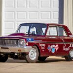 El Ford Thunderbolt fue una máquina radical creada en 1964 sobre la base del Ford Fairlane. Equipado con un V8 de 427 pulgadas cúbicas y componentes ultraligeros, fue uno de los primeros drag racers de producción directa de fábrica. Su enfoque extremo lo convirtió en un pionero del drag racing moderno, marcando el camino para los futuros muscle cars de competición.
