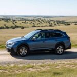 El Outback 2026 ya no parece un híbrido entre rural y SUV. Es más alto, más ancho y visualmente más contundente, con una presencia claramente orientada al segmento SUV. Aun así, mantiene una marcha estable y cómoda sobre superficies irregulares. Su precio ronda los 40.000 dólares, aunque varía sensiblemente según el equipamiento.