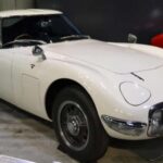 Llamar “superdeportivo” a un coche de 150 CV puede parecer exagerado hoy, pero en 1967 fue una auténtica revolución. El Toyota 2000GT, con su seis cilindros en línea de 2.0 litros, ofrecía cifras impensables para un coche japonés de la época. Su diseño, inspirado en deportivos europeos como el Jaguar E-Type, y su extrema exclusividad —solo 351 unidades fabricadas— lo han convertido en una pieza de colección que hoy supera el millón de dólares en subastas.