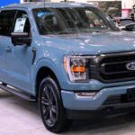 La Ford F-150 lleva años siendo la pickup más vendida de Estados Unidos por su enorme versatilidad. Ofrece múltiples motorizaciones, incluido un sistema híbrido que combina potencia y eficiencia, junto con tecnología avanzada como el sistema SYNC 4. Su carrocería de aluminio de alta resistencia mantiene la robustez sin penalizar el peso, y sus capacidades de carga y remolque suelen superar a las de modelos más caros.