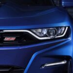 Cuando Chevrolet creó su respuesta al Ford Mustang, no imaginaba que el Camaro marcaría décadas de evolución en prestaciones. A lo largo de su historia, casi todas las generaciones fueron más rápidas que la anterior. Al finalizar su producción en 2024, el Camaro aceleraba más rápido que el Dodge Daytona de 1970 y quedaba apenas por debajo de las 200 mph. Este repaso ordena la generación más veloz de cada etapa según velocidad máxima, usando solo modelos de producción estándar, no COPO ni especiales Yenko. En los primeros años, relaciones de diferencial cortas favorecían el 0–60 mph, pero penalizaban la velocidad final.