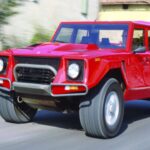 Aunque suele considerarse el antecesor espiritual de los super-SUV modernos, el Lamborghini LM002 era técnicamente una pickup. Contaba con una pequeña y poco práctica caja de carga trasera, aunque su verdadero atractivo era otro: un motor V12 y unas capacidades off-road extremas.

Podía montar un V12 de 5,2 litros procedente del Countach o un descomunal 7,2 litros derivado de las lanchas de competición de Lamborghini. Su precio, equivalente hoy a más de 300.000 dólares, limitó su éxito comercial. Solo se fabricaron 328 unidades entre 1986 y 1993, convirtiéndolo en una auténtica rareza.