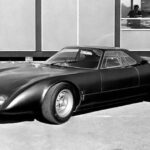 Tras iniciar su carrera en Rootes, William Towns se incorporó a Rover en 1963 y pronto dejó su huella con el Rover-BRM de turbina de gas. Diseñado para competir en Le Mans, su carrocería cupé de 1964 buscaba eficiencia aerodinámica para mantener una media de 150 km/h durante 24 horas.

Aunque no participó en Le Mans ese año, sí lo hizo en 1965, logrando un notable décimo puesto absoluto con Graham Hill y Jackie Stewart al volante. Un logro técnico y estético adelantado a su época.