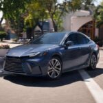 Precio base: 29.100 dólares

El Toyota Camry sigue siendo una referencia en fiabilidad. El IIHS otorgó al modelo anterior la calificación TOP SAFETY PICK+, con puntuaciones “Good” en todas las pruebas de impacto. Al no haber cambios entre 2025 y 2026, mantiene el mismo nivel de seguridad.