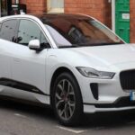 El Jaguar I-Pace, un SUV eléctrico de lujo, tiene una de las tasas de depreciación más rápidas de su segmento. Este modelo pierde hasta 72% de su valor en tan solo cinco años, lo que se traduce en una pérdida cercana a los 52.000 dólares para el propietario original. Aunque el I-Pace es un vehículo innovador y elegante, la rápida evolución de la tecnología eléctrica hace que su valor baje drásticamente. Si estás pensando en comprar uno, lo mejor sería considerar opciones de segunda mano, donde la depreciación ya habrá hecho su trabajo.