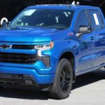 La Chevrolet Silverado 1500 2023 es un excelente ejemplo de cómo una camioneta puede combinar capacidad y sofisticación sin arruinar el presupuesto. Con opciones de motorización que incluyen un potente motor diésel, la Silverado ofrece una conducción sólida, ideal para aquellos que necesitan una camioneta para trabajos pesados o aventuras fuera de carretera. Además, su interior renovado con una pantalla de infoentretenimiento más grande y materiales mejorados ofrece un ambiente más refinado.

La Silverado 1500 también cuenta con tecnologías avanzadas de remolque, como el control de balanceo del remolque y una aplicación de remolque integrada en el vehículo. Gracias a su precio competitivo, esta camioneta le hace sombra a modelos mucho más caros, sin comprometer el rendimiento o la fiabilidad.