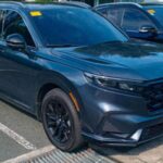 La Honda CR-V ha sido durante años uno de los SUV más vendidos, y por una buena razón. Este modelo destaca por su espacioso interior, calidad de conducción suave y excelente economía de combustible. Gracias a la reputación de fiabilidad que Honda ha cultivado durante décadas, la CR-V sigue siendo una de las opciones más inteligentes para quienes buscan un vehículo de bajo mantenimiento y alto rendimiento en el día a día.

Además de su excelente eficiencia de combustible y confiabilidad, la CR-V ofrece una conducción cómoda tanto en ciudad como en carretera. La capacidad de carga y el espacio interior hacen de este SUV un aliado ideal para familias o personas con un estilo de vida activo.