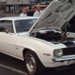 El Camaro Z/28 es uno de los pilares del muscle car estadounidense. Su V8 de 302 pulgadas cúbicas, pensado para competir en Trans-Am, lo convirtió entre 1967 y 1969 en un coche tan efectivo en pista como en carretera. Hoy, su herencia deportiva y su configuración específica de suspensión lo hacen cada vez más codiciado.