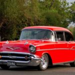 El Bel Air del 57 es el gran icono de la América de los años 50, reconocible por sus aletas traseras y su parrilla cargada de cromo. Chevrolet fabricó más de 1,5 millones de coches ese año, y el Bel Air representó casi la mitad. Su V8 de 283 pulgadas cúbicas con inyección lograba un hito histórico: un caballo de fuerza por pulgada cúbica.