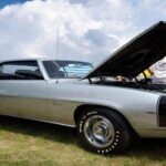 El ZL1 escondía un motor 427 de aluminio pensado para la competición. Era una opción poco explicada en los concesionarios y solo los compradores más informados sabían cómo pedirla. El menor peso cambiaba el equilibrio del coche y lo hacía mucho más agresivo. Hoy, los ejemplares verificados rondan los 1,8 millones de dólares.