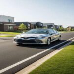 El Camry sigue siendo sinónimo de longevidad. Su mecánica probada y su mantenimiento predecible lo convierten en una compra lógica para quien piensa en 20 años de uso. Puede tener pequeños detalles conocidos en generaciones antiguas, pero su fiabilidad general sigue siendo sobresaliente.