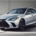 El Lexus ES representa la refinación tranquila. Su habitáculo es muy silencioso, con cuero semi-anilina opcional y molduras de madera. La suspensión prioriza el confort y filtra baches con gran eficacia.
El sistema Lexus Interface es claro y fácil de usar, con buenos comandos por voz. Las ayudas a la conducción de serie hacen que los viajes largos resulten especialmente relajados.