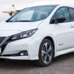 El Nissan Leaf fue uno de los primeros coches eléctricos accesibles, ganándose una gran popularidad por su precio asequible y su compromiso con el medio ambiente. Sin embargo, a pesar de su atractivo inicial, muchos propietarios se sienten decepcionados por su autonomía limitada. Con los avances tecnológicos en otros modelos eléctricos, como el Tesla Model 3 o el Chevrolet Bolt, el Leaf ha quedado atrás en cuanto a autonomía y características, lo que hace que muchos lo vendan rápidamente después de adquirirlo. Aunque sigue siendo una opción económica para quienes se inician en el mundo de los eléctricos, sus limitaciones lo convierten en una opción pasajera para muchos.