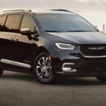 Chrysler, una vez considerada un pilar de la industria automotriz estadounidense, ha sufrido un impresionante descenso en sus ventas. Con una caída de más del 80% en sus ventas en los últimos 20 años, Chrysler ahora sobrevive principalmente gracias a su Pacifica, un miniván que se enfrenta a una competencia feroz. Stellantis, su empresa matriz, está considerando si Chrysler es simplemente 